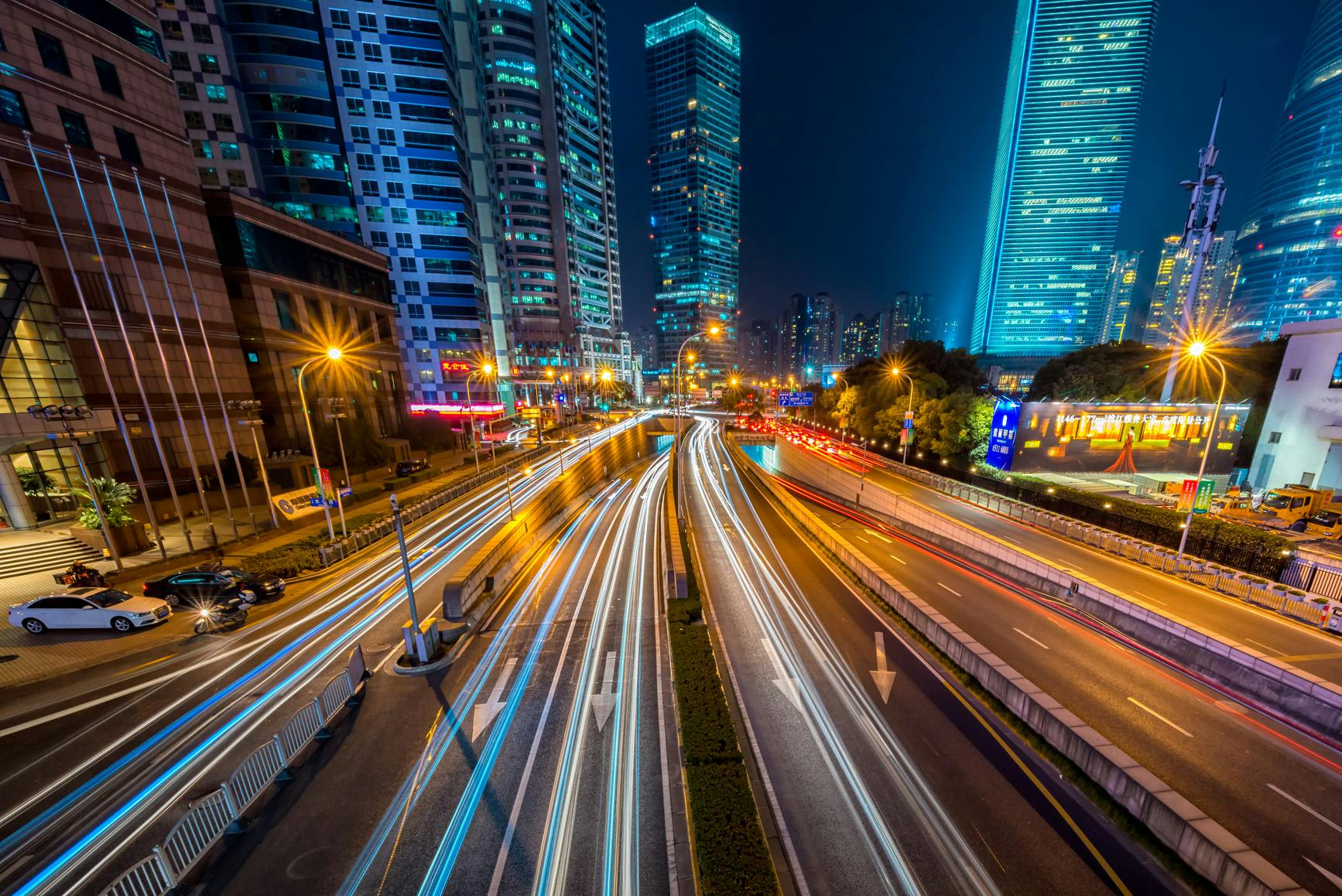 Vue d'une route en ville de nuit